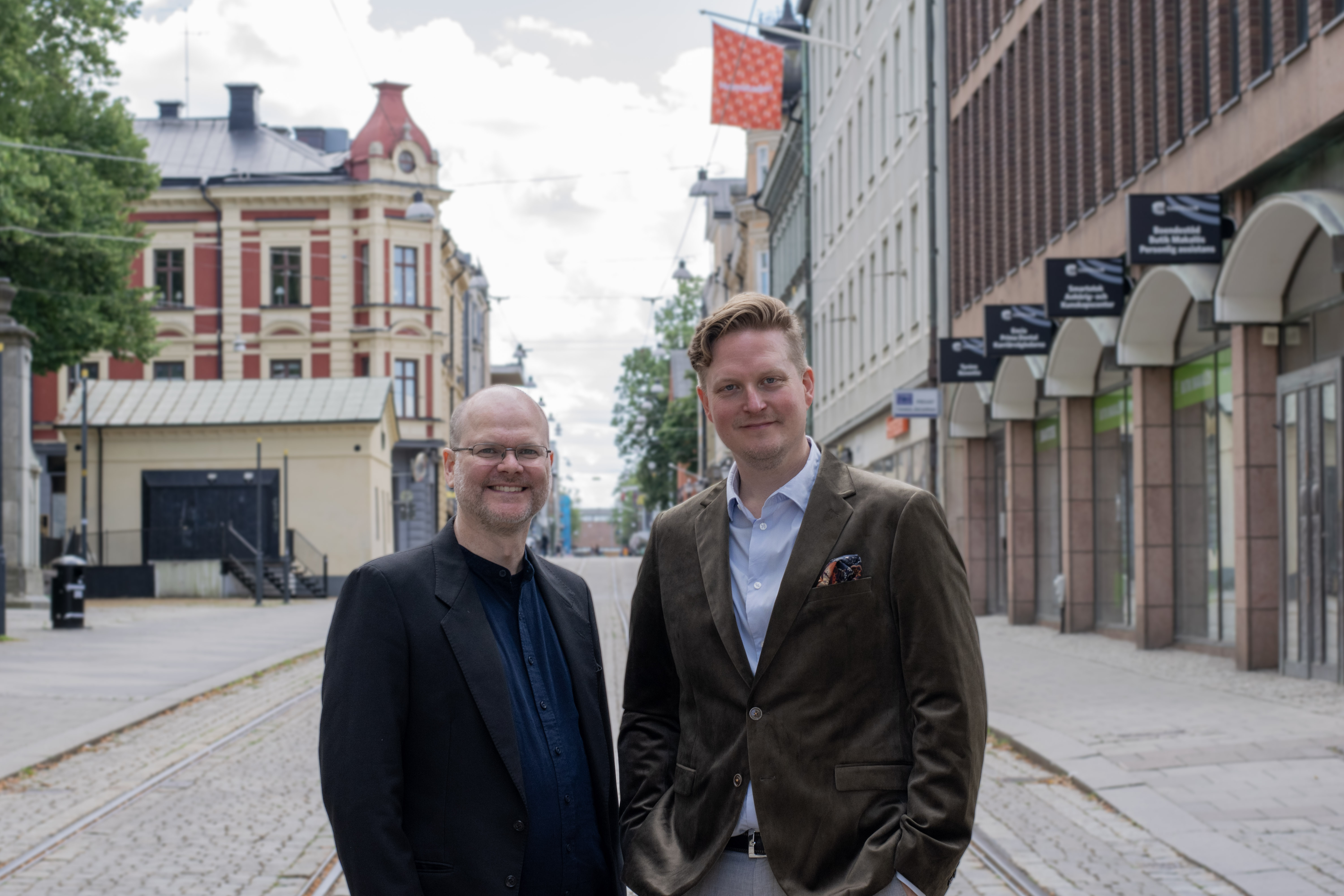 Rasmus och Samuel i stadsmiljö