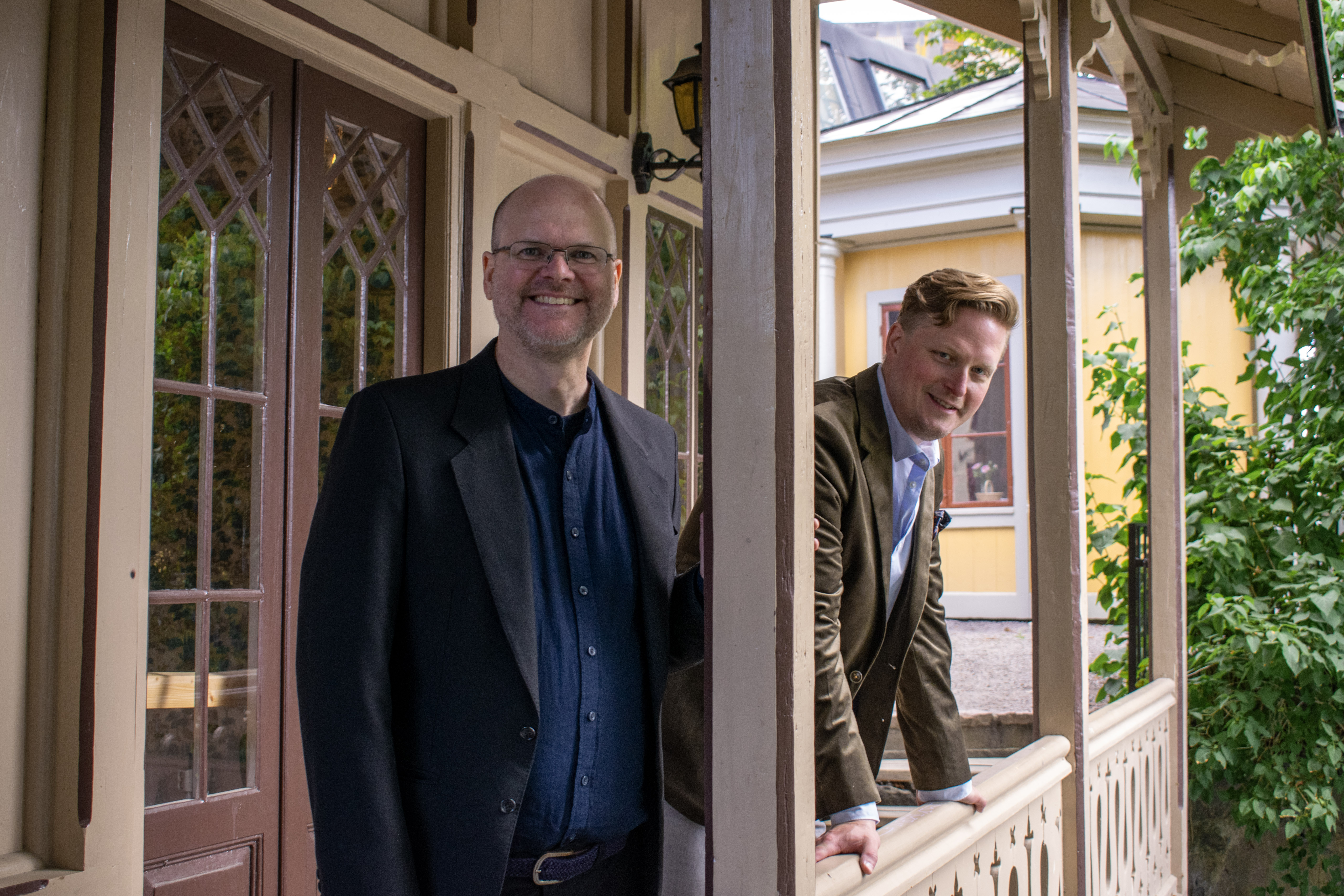 Rasmus och Samuel på veranda